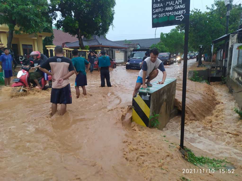 Banyak kendaraan yang tampak melintasi jalan raya yang banjir di Tuban, Rabu (10/11/2021). (Foto: Dokumen/Tugu Jatim)