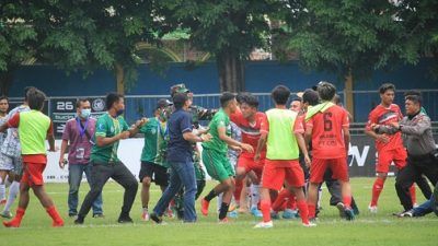 Kericuhan yang terjadi di akhir pertandingan Persekap lawan AFA Syailendra./tugu jatim