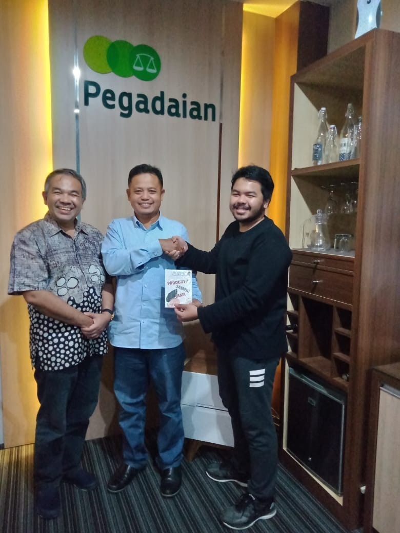 Pemimpin Pegadaian Kantor Wilayah VIII Jakarta Mulyono (tengah) menerima buku dari Savero Karamiveta Dwipayana (kanan) dan Aqua Dwipayana (kiri).(Foto: Dokumen/Tugu Jatim)