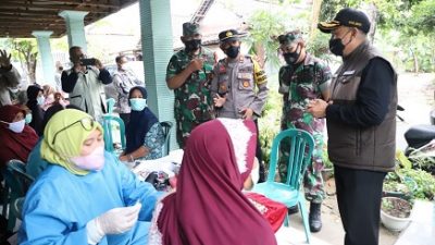 Bupati Tuban, Aditya Halindra Faridzky, bersama Dandim 0811 Tuban, Letkol Infantri Viliala Romadhon, melakukan peninjauan serbuan vaksinasi di Desa Margomulyo, Kecamatan Kerek, Kabupaten Tuban. /tugu jatim