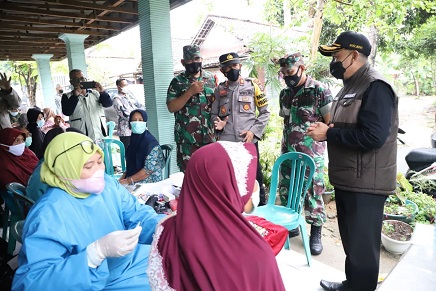 Bupati Tuban, Aditya Halindra Faridzky, bersama Dandim 0811 Tuban, Letkol Infantri Viliala Romadhon, melakukan peninjauan serbuan vaksinasi di Desa Margomulyo, Kecamatan Kerek, Kabupaten Tuban. /tugu jatim