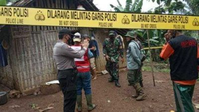 Polisi memberikan police line saat di TKP penemuan mayat ibu-ibu di Desa Sindurejo, Kecamatan Gedangan, Kabupaten Malang. (Foto: Istimewa/Tugu Jatim)