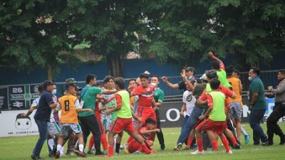 Kericuhan terjadi saat pertandingan Persekap lawan AFA Syailendra, Ketua DPRD Kota Pasuruan, Izmail Marzuki Hasan dipukul oleh Kapten AFA Syailendra/tugu jatim