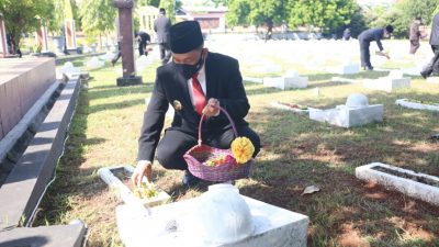 Wakil Bupati Tuban H. Riyadi saat tabur bunga di Taman Makam Pahlawan Ronggolawe Tuban, Rabu (10/11/2021). (Foto: Dokumen/Tugu Jatim)