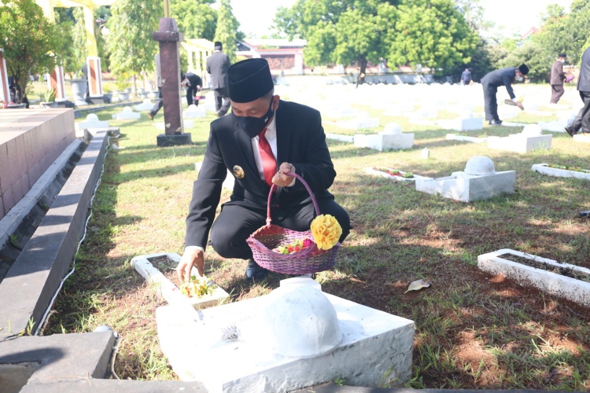 Wakil Bupati Tuban H. Riyadi saat tabur bunga di Taman Makam Pahlawan Ronggolawe Tuban, Rabu (10/11/2021). (Foto: Dokumen/Tugu Jatim)