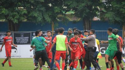 Pihak TNI dan Polri saat mengamankan kericuhan laga Persekap lawan AFA Syailendra beberapa waktu lalu. (Foto: Laoh Mahfud/Tugu Jatim)