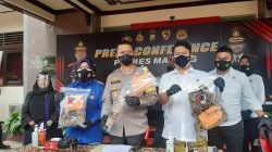 Polisi menunjukkan sejumlah alat bukti yang digunakan pelaku membunuh istrinya di Kabupaten Malang./tugu jatim
