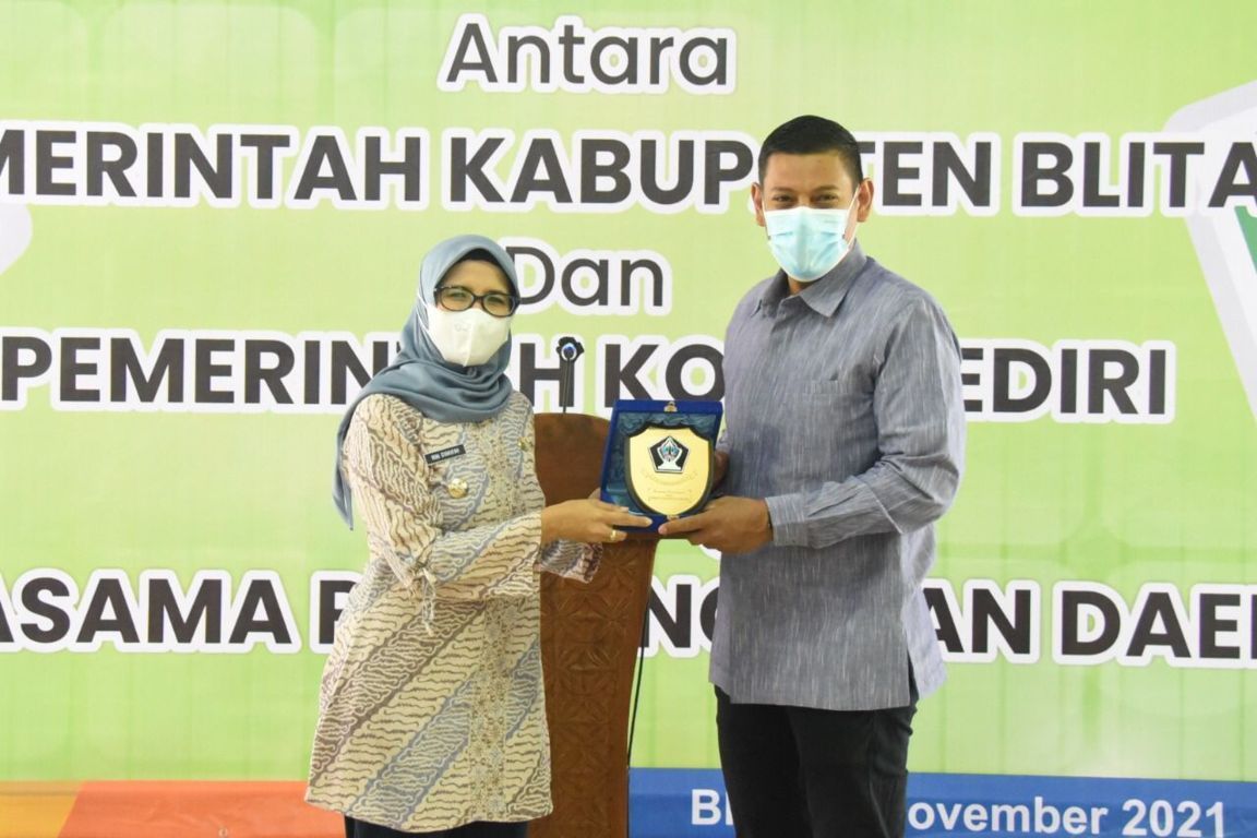 Wali Kota Kediri Abdullah Abu Bakar memberikan cenderamata kepada Bupati Blitar Rini Syarifah pada Rabu (03/11/2021) di Pendapa Agung Ronggo Hadinegoro.(Foto: Dokumen/Tugu Jatim)