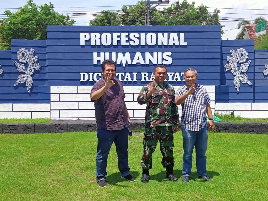 Dari kiri, CEO Tugu Media Group Irham Thoriq, Komandan Kodim 0825 Letkol Inf Yuli Eko Purwanto SIP, dan Dr Aqua Dwipayana. (Foto: Dokumen/Tugu Jatim)