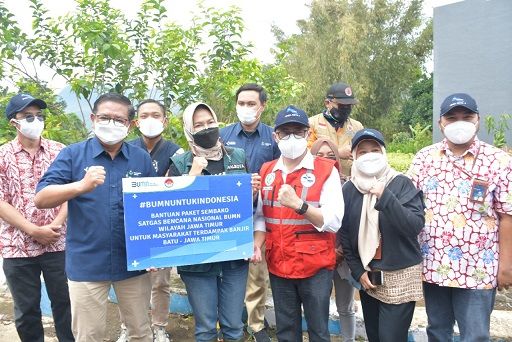Penyaluran bantuan dari Satgas Bencana BUMN Wilayah Jawa Timur diwakili Dirut PJT I Raymond Valliant kepada Wali Kota Batu Dewanti Rumpoko, Jumat (5/11/2021).