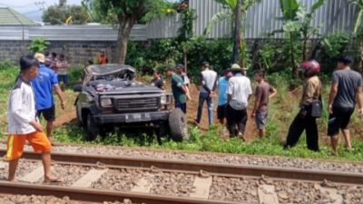 Warga berusaha mengevakuasi korban kecelakaan kereta api di Purwodadi, Kabupaten Pasuruan, pada Jumat (19/11/2021). (Foto: Polres Pasuruan/Tugu Jatim)