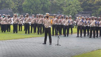 Apel gelar pasukan Operasi Zebra Semeru 2021 di Lapangan Mapolda Jatim, Senin (15/11/2021). (Foto: IG @humaspoldajatim/Tugu Jatim)