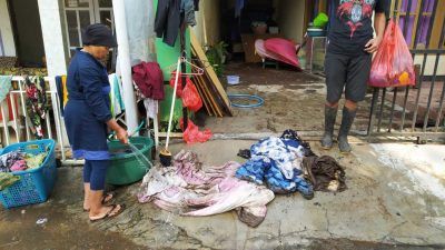 Seorang warga Dusun Keliran, Desa Bulukerto, Kota Batu, tampak membersihkan harta bendanya yang terdampak banjir bandang, Minggu (7/11/2021).(Foto: M. Ulul Azmy/Tugu Malang/Tugu Jatim)