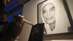 Potret Kiai Hamid, salah satu ulama besar dari Kota Pasuruan, menjadi sorotan para pengunjung di aula Kampus Uniwara Kota Pasuruan, Senin (15/11/2021). (Foto: Laoh Mahfud/Tugu Jatim)