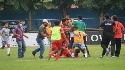 Insiden kericuhan saat pemain AFA Syailendra memukul Ketua DPRD Kota Pasuruan. (Foto: Mahfud/Tugu Jatim)