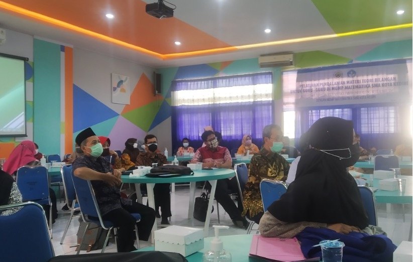 Para guru sekaligus peserta pelatihan teori bilangan di SMAN 2 Kota Kediri. (Foto: FMIPA UM/Tugu Jatim)