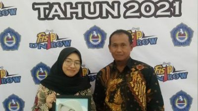 Fitriyah Ayu Puspitasari bersama dosen pembimbing skripsinya, Kholid S Sos M Si, yang juga Kaprodi Ilmu Komunikasi Unirow Tuban/tugu jatim