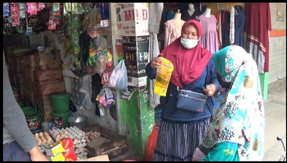 Mahalnya harga minyak goreng, membuat warga bernama Suyati ini memilih membeli minyak goreng kemasan. (Foto: Dokumen/Tugu Jatim)