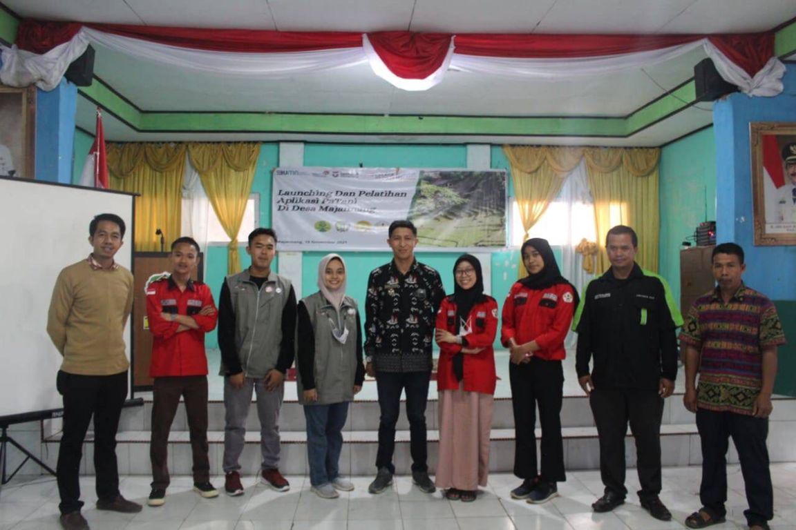 Tim PaTani mahasiswa Telkom University dalam acara launching dan pelatihan aplikasi PaTani di Desa Majannang. (Foto: Dokumen/Tugu Jatim)