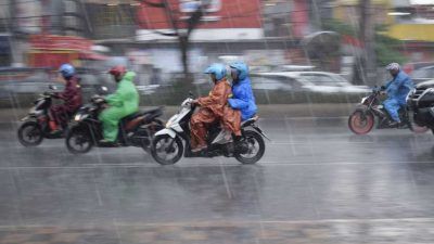 Tips Berkendara Motor saat Musim Hujan