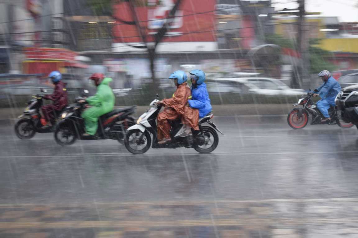 Pengendara melintas di jalanan saat musim hujan. (Foto: Mila Arinda/Tugu Jatim)