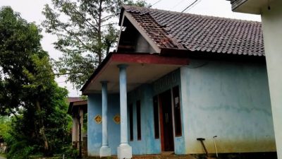 Atap rumah warga rusak akibat puting beliung di Purwodadi, Kabupaten Pasuruan.