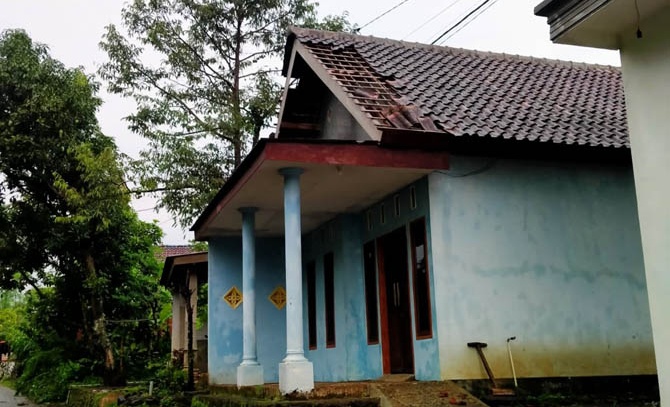 Atap rumah warga rusak akibat puting beliung di Purwodadi, Kabupaten Pasuruan.