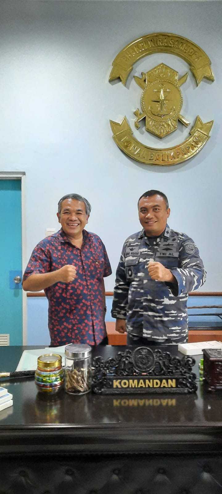 Dr Aqua Dwipayana bersama Danlanal Balikpapan Kolonel Laut (P) Siswo Widodo.(Foto: Dokumen/Tugu Jatim)