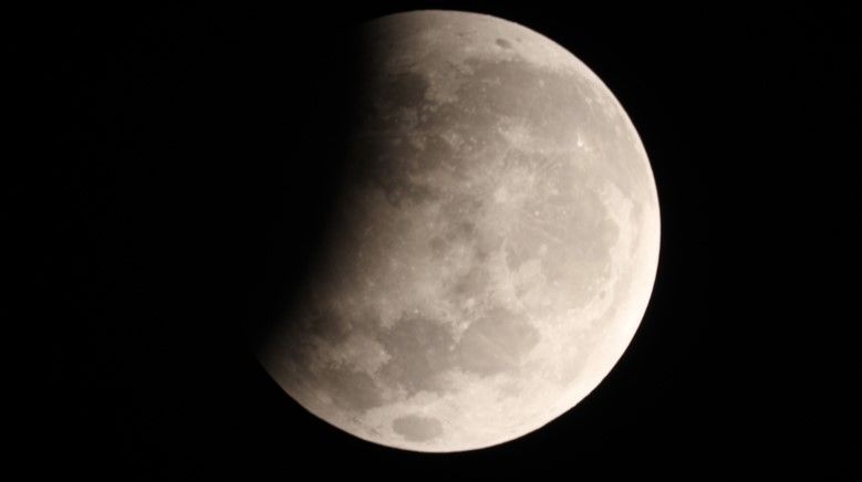 Ilustrasi gerhana bulan sebagian. (Foto: BMKG/Tugu Jatim)
