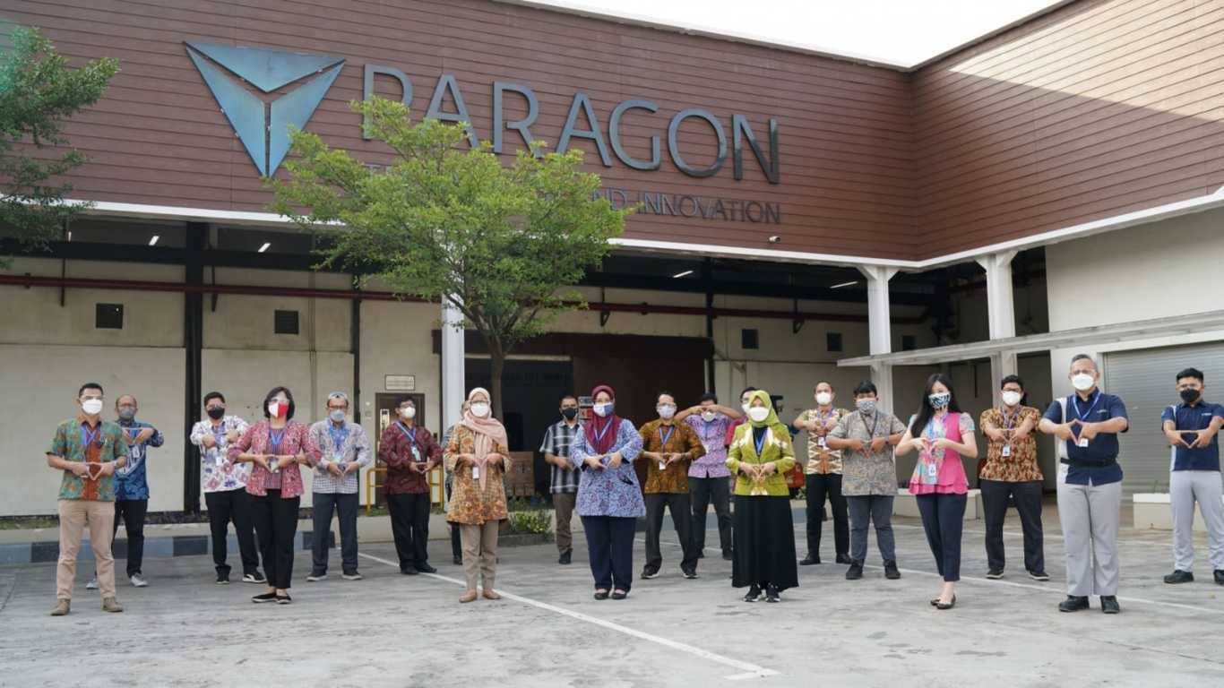 Perwakilan perdagangan di Luar Negeri Kementerian Perdagangan RI foto bersama di pabrik Paragon. (Foto: Dokumen/Tugu Jatim)