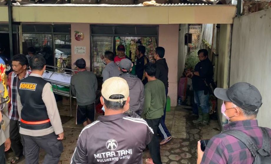 Jenazah bapak anak korban banjir bandang di Dusun Gintung, Kecamatan Bumiaji, Kota Batu, saat disemayamkan di rumah kerabatnya pada Jumat (05/11/2021). (Foto: M. Ulul Azmy/Tugu Malang/Tugu Jatim)