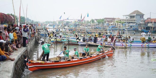 Lomba balap dayung kapal di Kota Pasuruan, Minggu (14/11/2021). (Foto: Dokumen/Tugu Jatim)