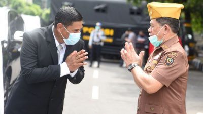 Wali Kota Kediri Abdullah Abu Bakar menyapa veteran saat memperingati Hari Pahlawan di Taman Makam Pahlawan, Rabu (10/11/2021).(Foto: Dokumen/Tugu Jatim)