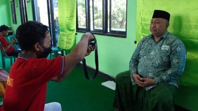 Proses pemotretan untuk Kartanu yang dilakukan petugas sensus kepada warga Nahdliyin pada Senin (08/11/2021). (Foto: Dokumen/Tugu Jatim)