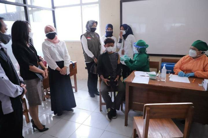 Vaksinasi remaja. (Foto: M. Ulul Azmy/Tugu Malang/Tugu Jatim)