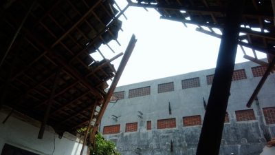 Atap rumah warga di Kota Pasuruan roboh akibat hujan deras.