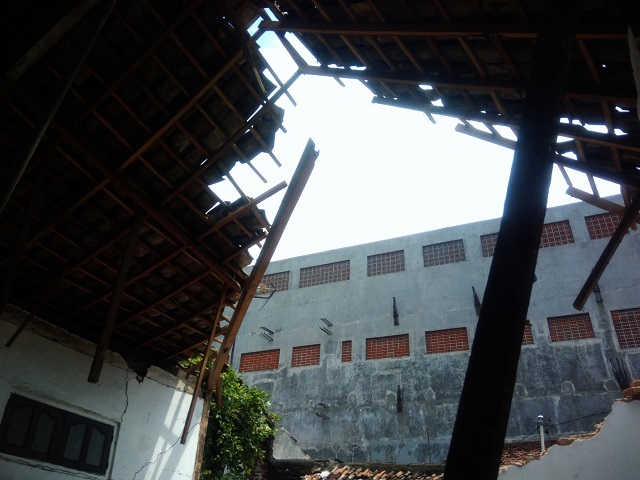 Atap rumah warga di Kota Pasuruan roboh akibat hujan deras.