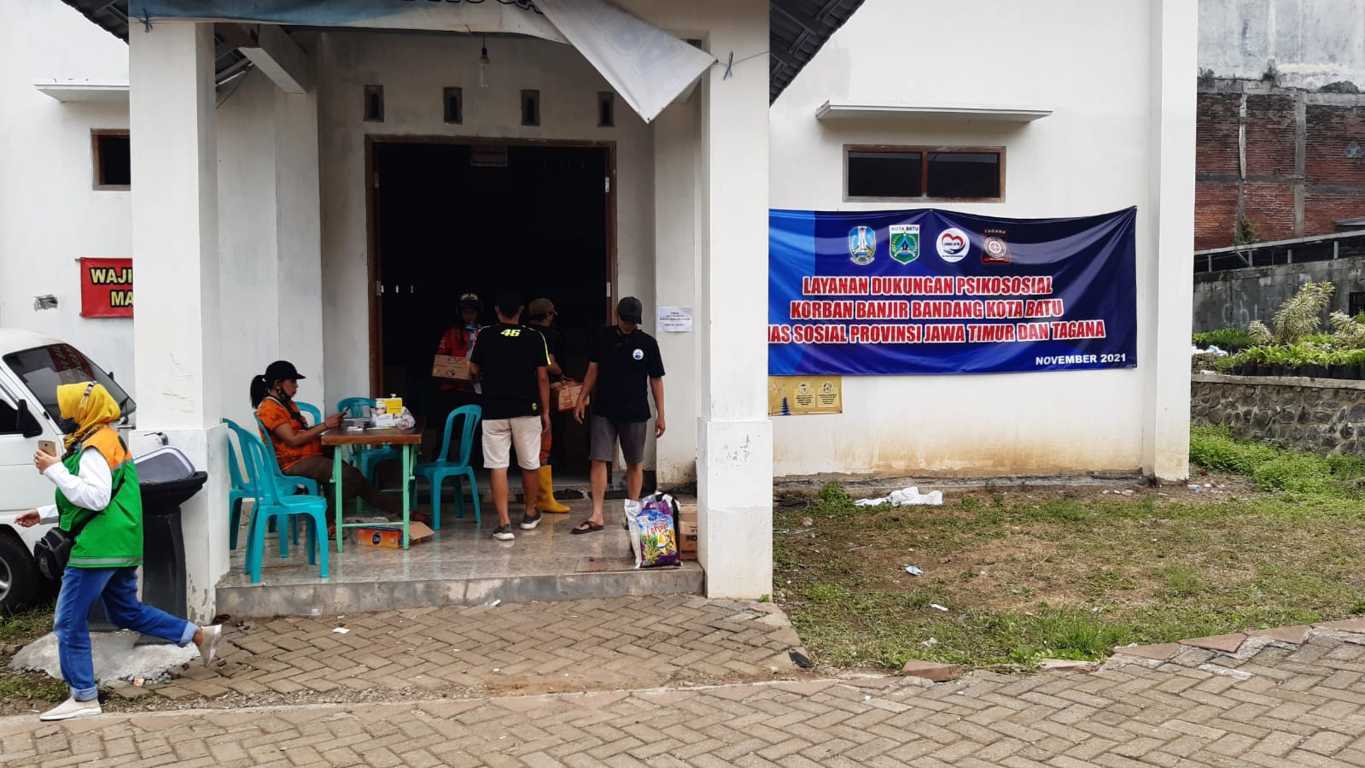 Dinsos Provinsi Jatim dan Tagana membuat posko psikososial untuk korban banjir bandang di Kota Batu. (Foto: Aisyah Nawangsari Putri/Tugu Malang/Tugu Jatim)