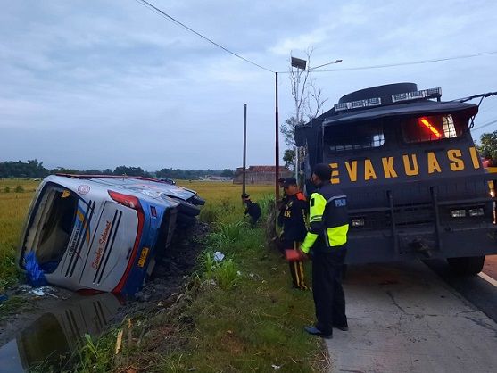 Tim evakuasi Bus Sumber Selamat yang terperosok di pinggir jalan di Nganjuk/tugu jatim