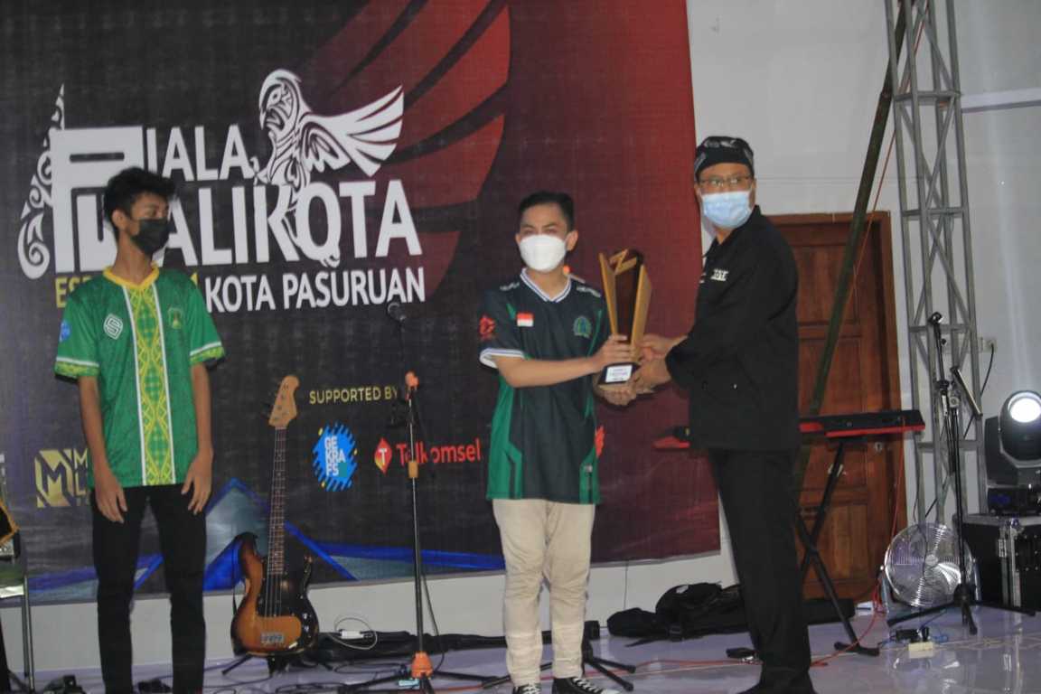 Gus Ipul saat menyerahkan penghargaan kepada pemenang Lomba E-Sport Piala Wali Kota Pasuruan pada Rabu (17/11/2021). (Foto: Laoh Mahfud/Tugu Jatim)