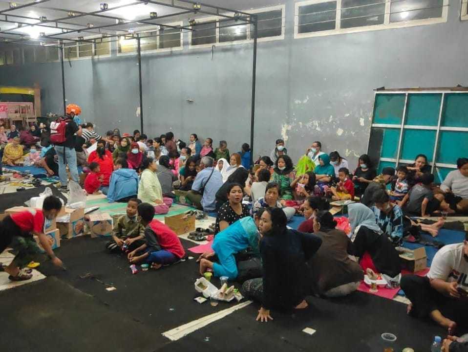 Suasana Warga Kampung Putih yang mengungsi pada Kamis (04/11/2021). (Foto: M. Sholeh/Tugu Malang/Tugu Jatim)