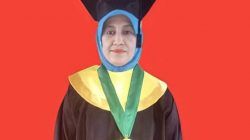 RR Eka Surjandari Hendrakusuma, perempuan yang sudah berusia 61 tahun dan memiliki 7 cucu namun tetap semangat mengenyam pendidikan dan berhasil meraih gelar sarjana. (Foto: Berita Anak Surabaya) tugu jatim nenek sarjana, mahasiswa tertua