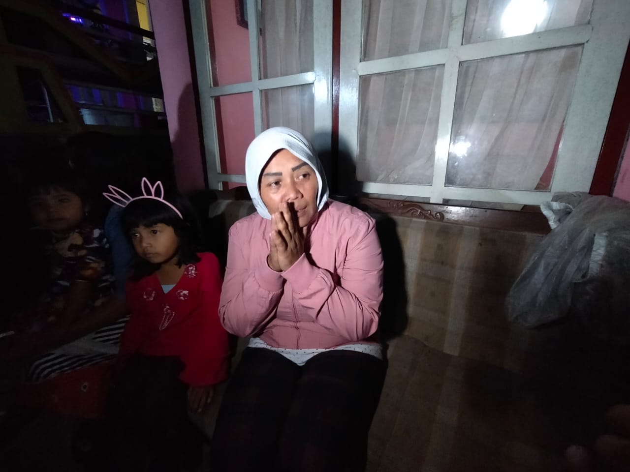 Khusnul Khotimah (46), salah satu korban selamat dari terjangan banjir bandang Kota Batu saat menceritakan kisahnya lolos dari maut, Jumat (5/11/2021.
