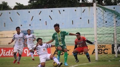 Pemain Persekap saat berebut bola dengan pemain Mitra Bola Utama/tugu jatim