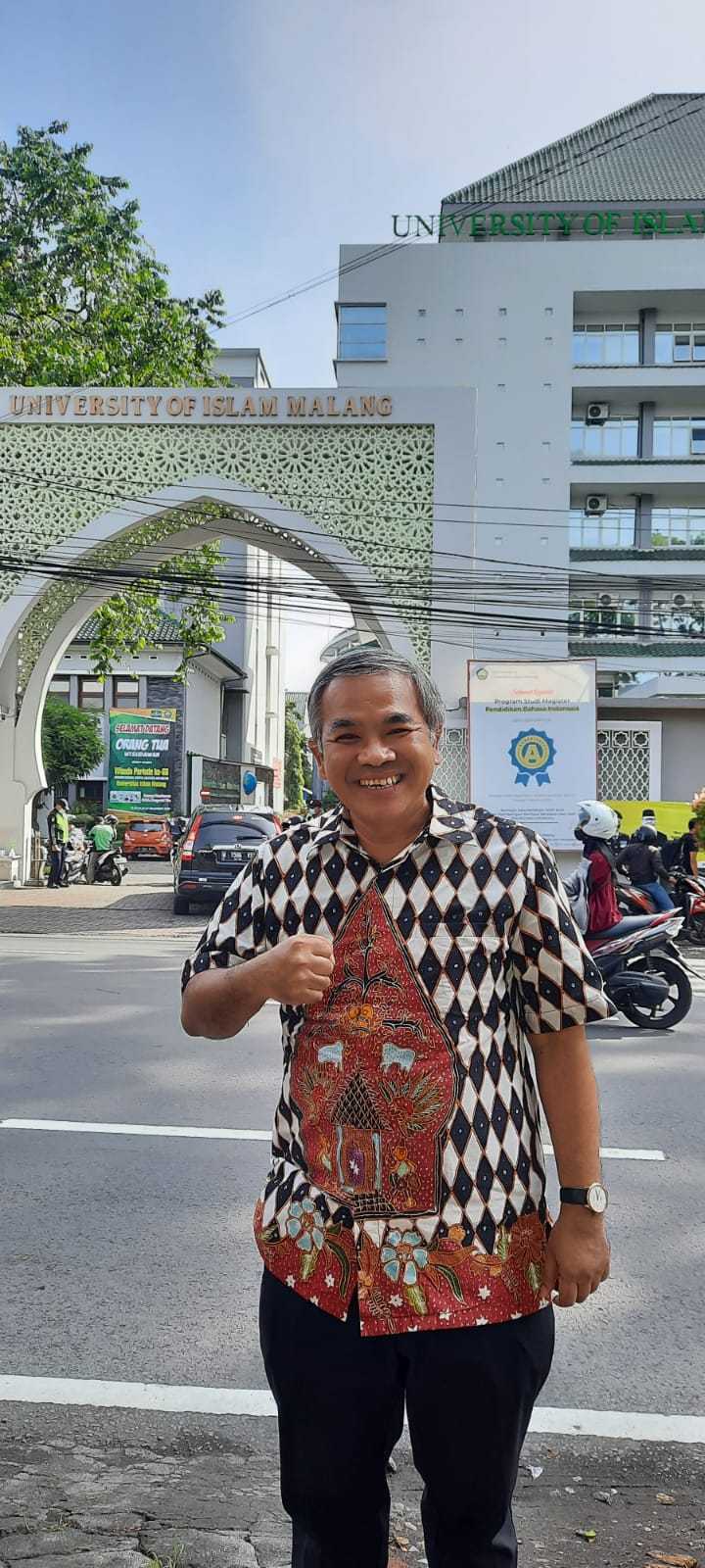 Dr Aqua Dwipayana foto di depan kampus Unisma. (Foto: Dokumen/Tugu Jatim)