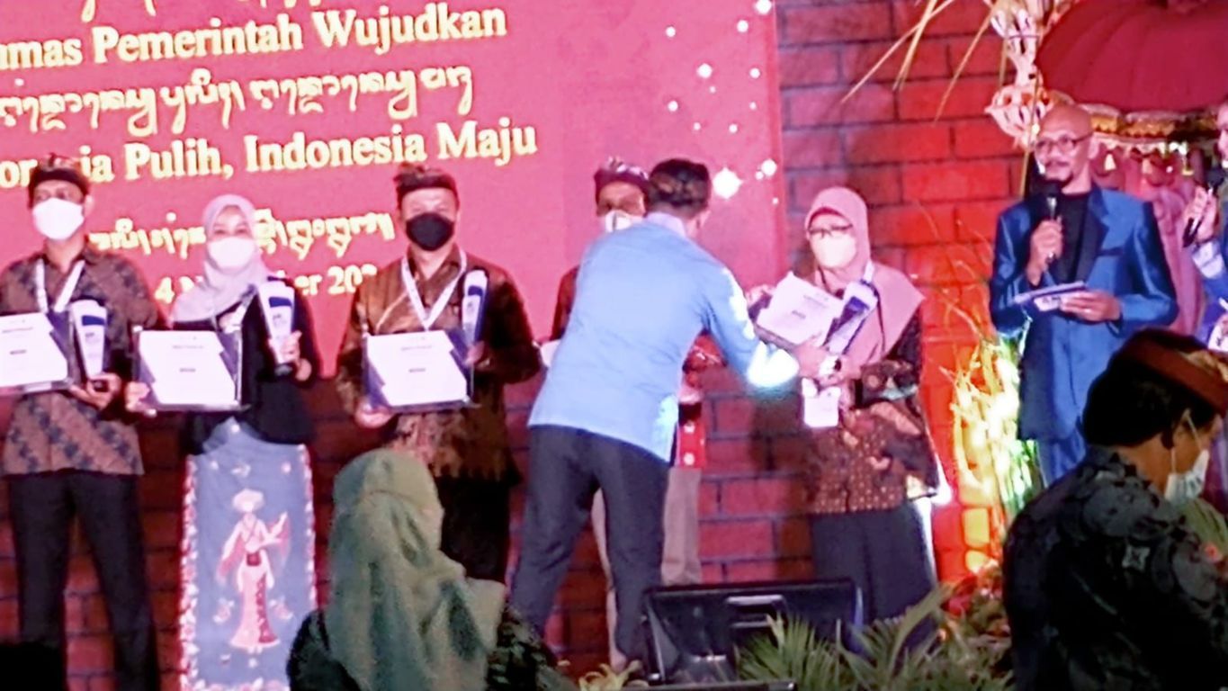 Proses penyerahan penghargaan kepada para pemenang pada Kamis malam (04/11/2021). (Foto: Dokumen/Tugu Jatim)