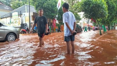 Ruas jalan Basuki Rahmad Kota Tuban yang tergenang air, hingga badan jalan tidak terlihat.