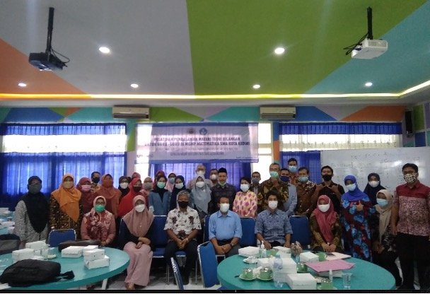 FMIPA UM menggelar pelatihan untuk para guru soal teori bilangan di SMAN 2 Kota Kediri. (Foto: FMIPA UM/Tugu Jatim)