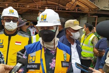 Wali Kota Batu, Dewanti Rumpoko saat memberikan keterangan soal rencana relokasi korban banjir bandang./tugu jatim