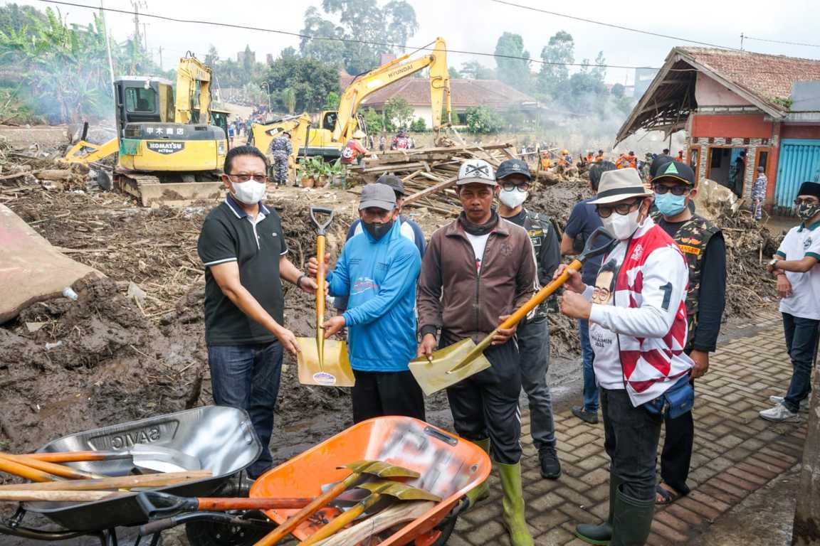 Gus Ali (jaket merah) juga memberikan bantuan berupa alat-alat untuk evakuasi di lokasi terdampak banjir bandang di Kota Batu. (Foto: Dokumen/Tugu Jatim)